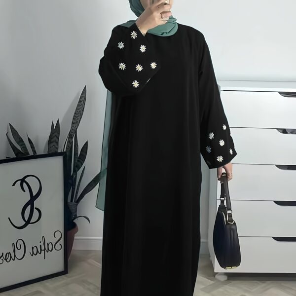 Effortlessly elegant Newness Serene Daisy floral kaftan, perfect for Eid and other special occasions.