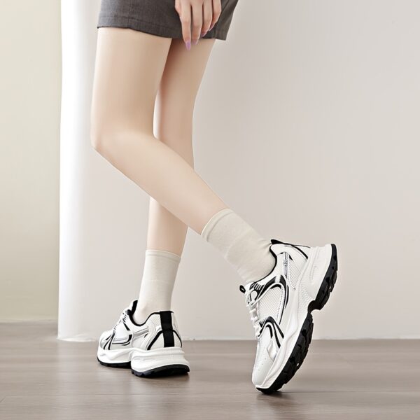 Newness Effortless Chic Classic Sneakers: White leather sneakers with a clean, minimalist design, perfect for any occasion.