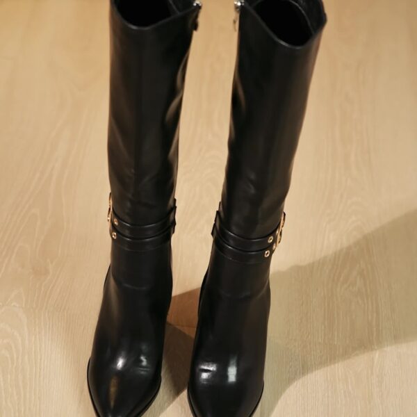 Newness Empower Pointed-Toe Knee-High Boots in brown leather. Stylish boots perfect for parties and everyday wear.