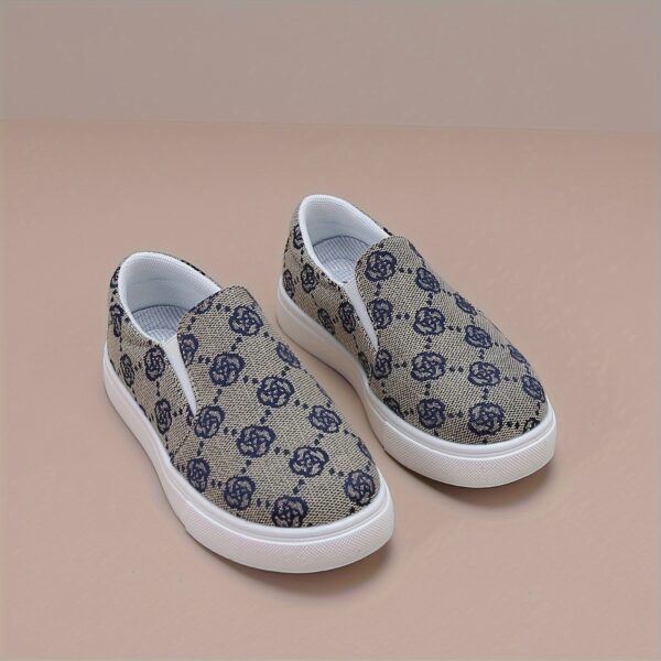 Stylish and comfortable Newness Little Wanderer Kids Canvas Shoes in white, perfect for spring adventures. The shoes feature a classic canvas design with a comfortable fit.