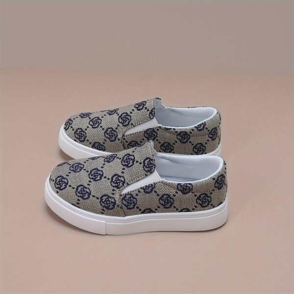 Stylish and comfortable Newness Little Wanderer Kids Canvas Shoes in white, perfect for spring adventures. The shoes feature a classic canvas design with a comfortable fit.