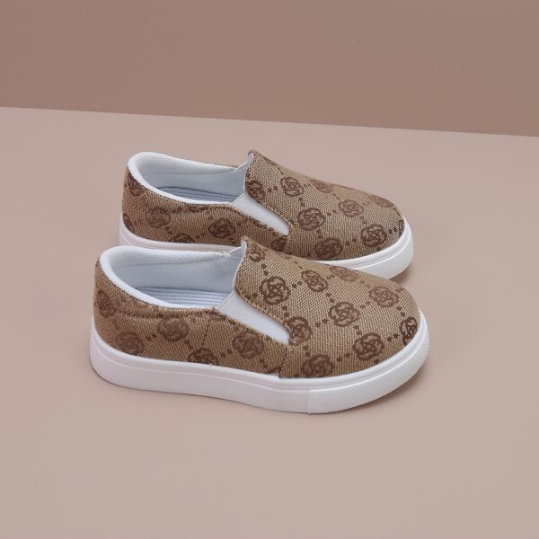 Stylish and comfortable Newness Little Wanderer Kids Canvas Shoes in white, perfect for spring adventures. The shoes feature a classic canvas design with a comfortable fit.