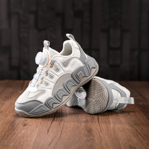 Stylish and breathable Cloud Runners running sneakers for boys by Newness. Perfect for active kids, these sneakers offer comfort and style.