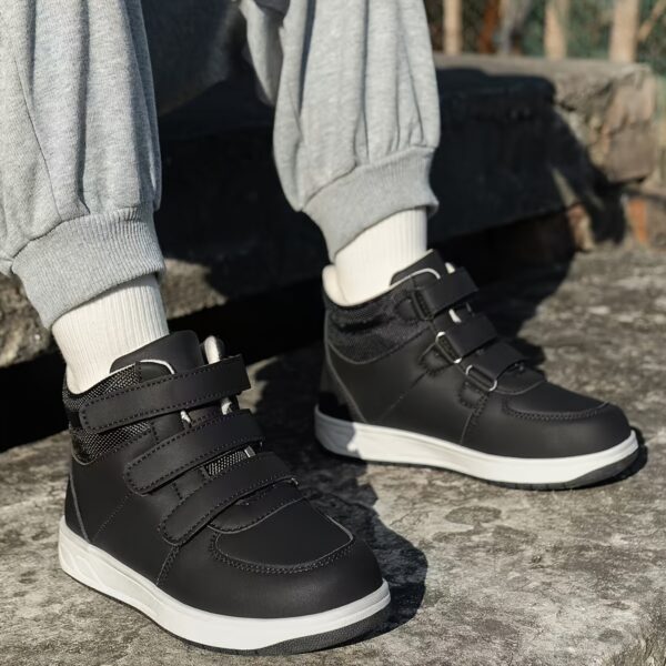 Stylish and comfortable Newness Urban Explorer Kids High-Tops in grey, perfect for fall and winter. Durable, high-top design with a modern aesthetic.