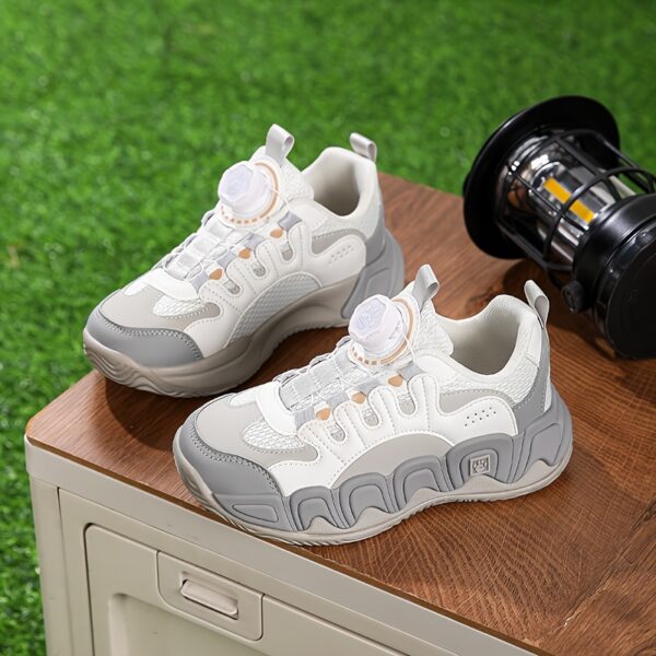Stylish and breathable Cloud Runners running sneakers for boys by Newness. Perfect for active kids, these sneakers offer comfort and style.