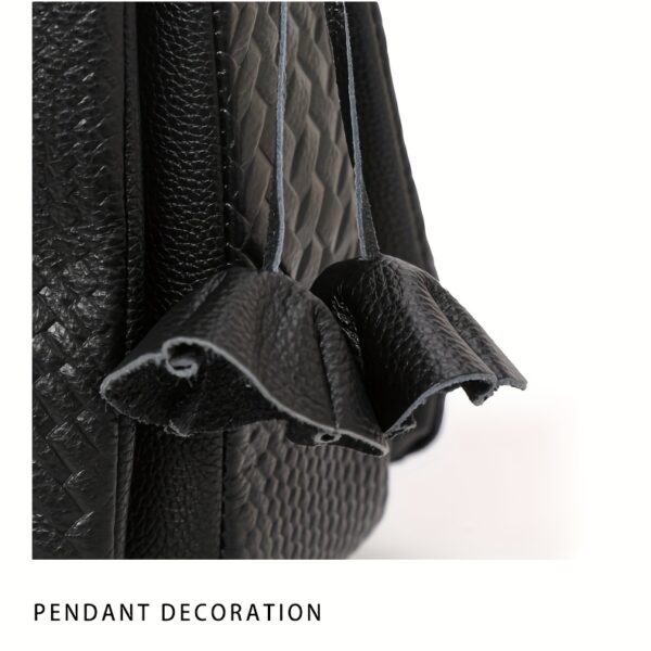 Newness Cairo Nights Black Leather Tote: A luxurious black leather tote bag with elegant structure, perfect for everyday chic.