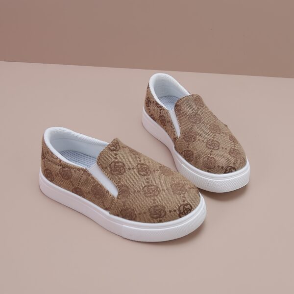 Stylish and comfortable Newness Little Wanderer Kids Canvas Shoes in white, perfect for spring adventures. The shoes feature a classic canvas design with a comfortable fit.