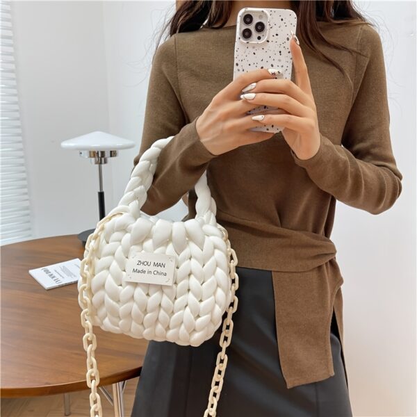 Unleash your creativity with the Newness Chloe DIY Chunky Chain Bag. A premium quality, chic, and on-trend bag, perfect for fashion lovers. Customize it to match your unique style!