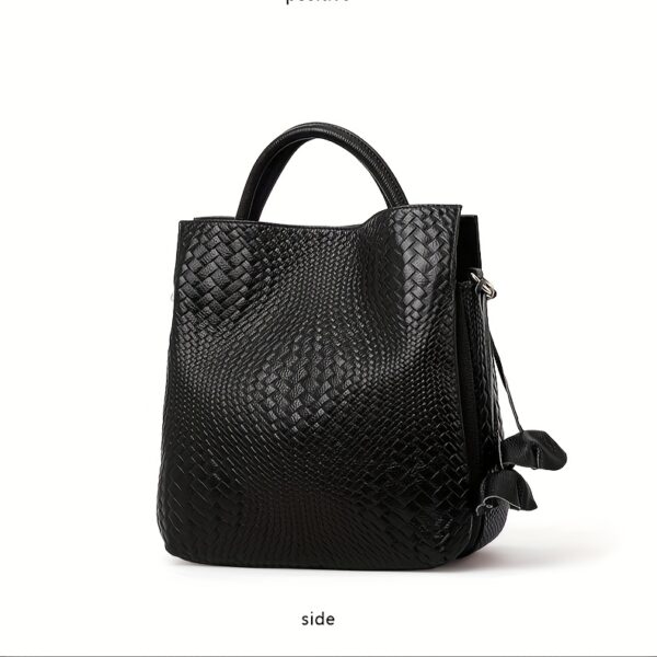 Newness Cairo Nights Black Leather Tote: A luxurious black leather tote bag with elegant structure, perfect for everyday chic.