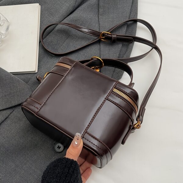 The Newness Riviera Vintage Boxy Tote, a chic and stylish boxy handbag perfect for any occasion. View the bag's structured shape, vintage-inspired details, and high-quality materials.