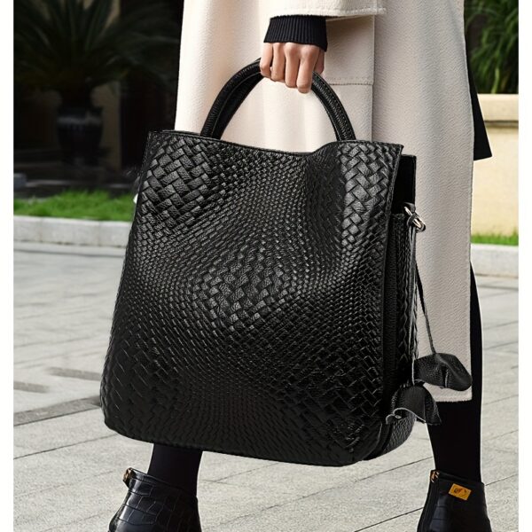 Newness Cairo Nights Black Leather Tote: A luxurious black leather tote bag with elegant structure, perfect for everyday chic.