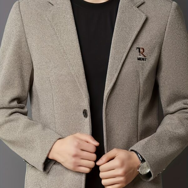 The Metropolitan Men's Casual Suit by Newness: A sophisticated yet effortlessly stylish suit for the modern man. Sharp lines and premium fabric create a polished look, perfect for any occasion.