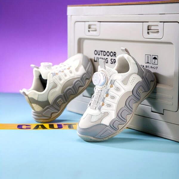Stylish and breathable Cloud Runners running sneakers for boys by Newness. Perfect for active kids, these sneakers offer comfort and style.