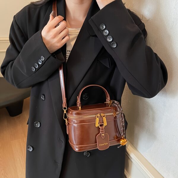 The Newness Riviera Vintage Boxy Tote, a chic and stylish boxy handbag perfect for any occasion. View the bag's structured shape, vintage-inspired details, and high-quality materials.