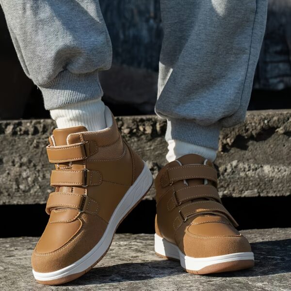 Stylish and comfortable Newness Urban Explorer Kids High-Tops in grey, perfect for fall and winter. Durable, high-top design with a modern aesthetic.