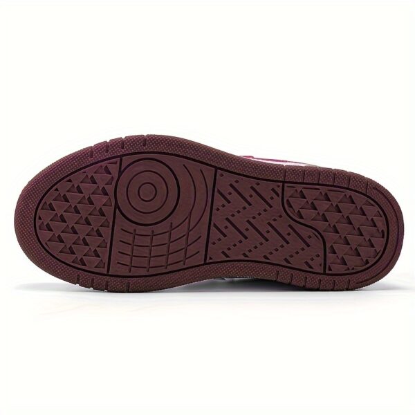 Stylish and comfortable striped and plaid boys' sneakers from Newness, perfect for everyday wear. Durable construction ensures long-lasting use.
