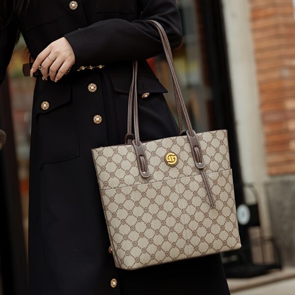 Newness Uptown Geometric Tote Bag in durable, fade-resistant PVC, perfect for everyday use. Stylish geometric design.