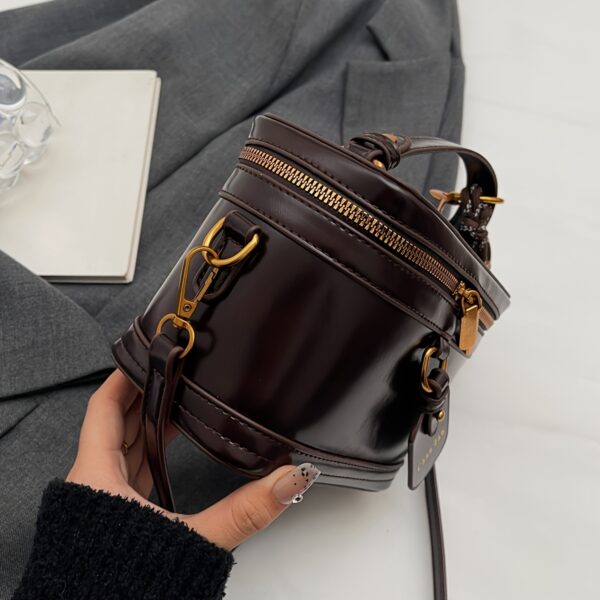 The Newness Riviera Vintage Boxy Tote, a chic and stylish boxy handbag perfect for any occasion. View the bag's structured shape, vintage-inspired details, and high-quality materials.