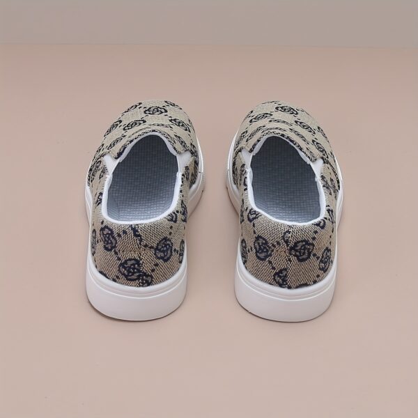 Stylish and comfortable Newness Little Wanderer Kids Canvas Shoes in white, perfect for spring adventures. The shoes feature a classic canvas design with a comfortable fit.