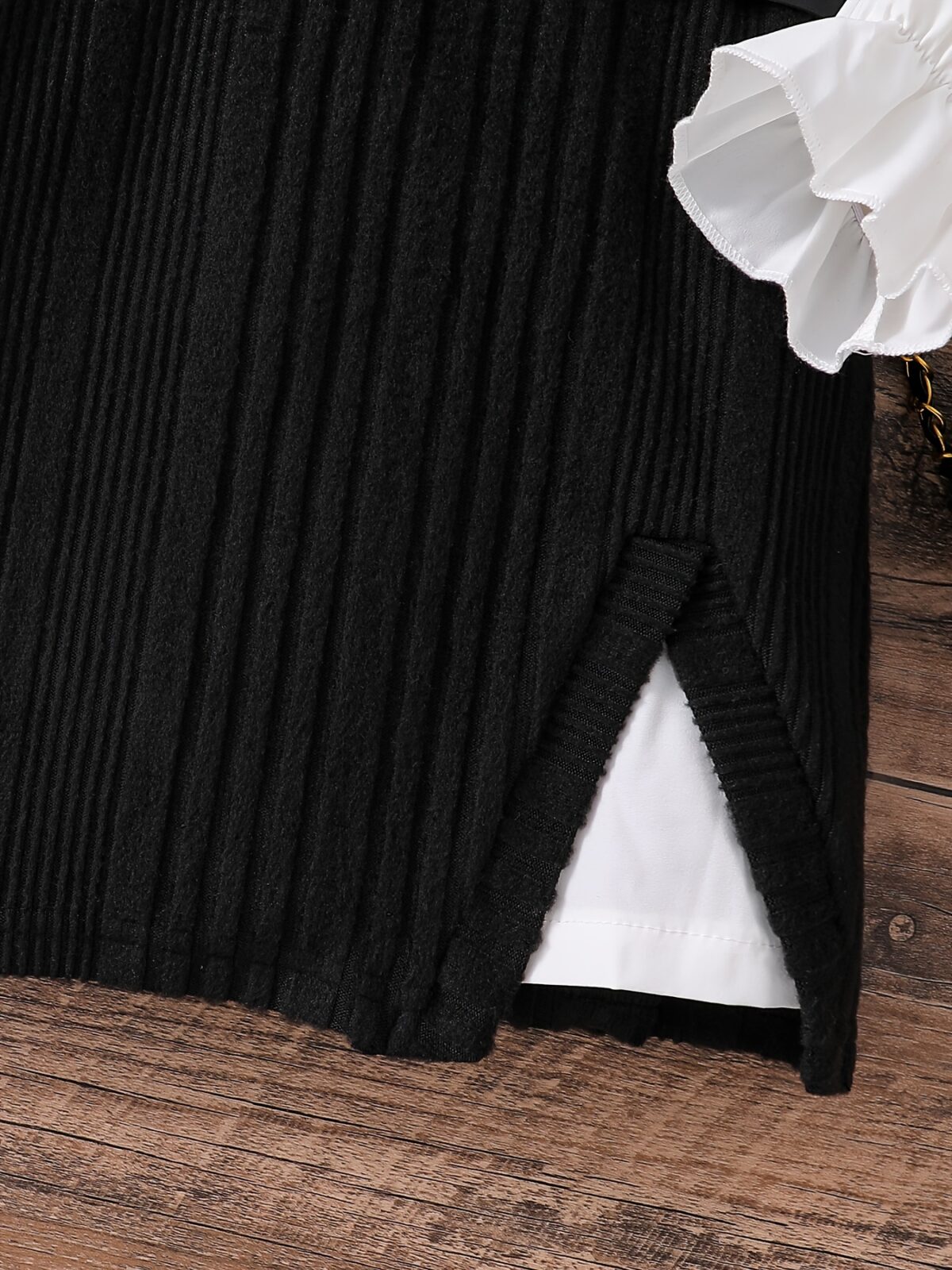 Adorable girls ruffle sleeve knit dress set perfect for spring or autumn The set features a stylish knit dress with elegant ruffle sleeves