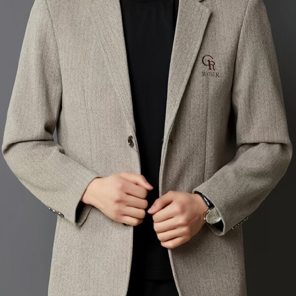 The Newness Metropolitan Men's Casual Blazer, a sophisticated navy blazer perfect for spring and autumn, shown on a male model. The blazer features a classic cut and high-quality fabric.