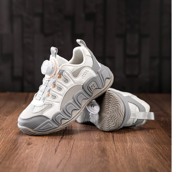 Stylish and breathable Cloud Runners running sneakers for boys by Newness. Perfect for active kids, these sneakers offer comfort and style.