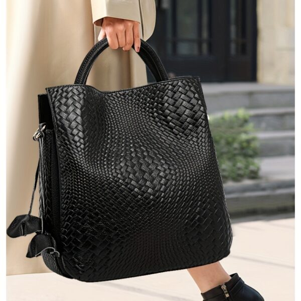 Newness Cairo Nights Black Leather Tote: A luxurious black leather tote bag with elegant structure, perfect for everyday chic.