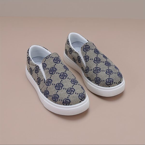 Stylish and comfortable Newness Little Wanderer Kids Canvas Shoes in white, perfect for spring adventures. The shoes feature a classic canvas design with a comfortable fit.