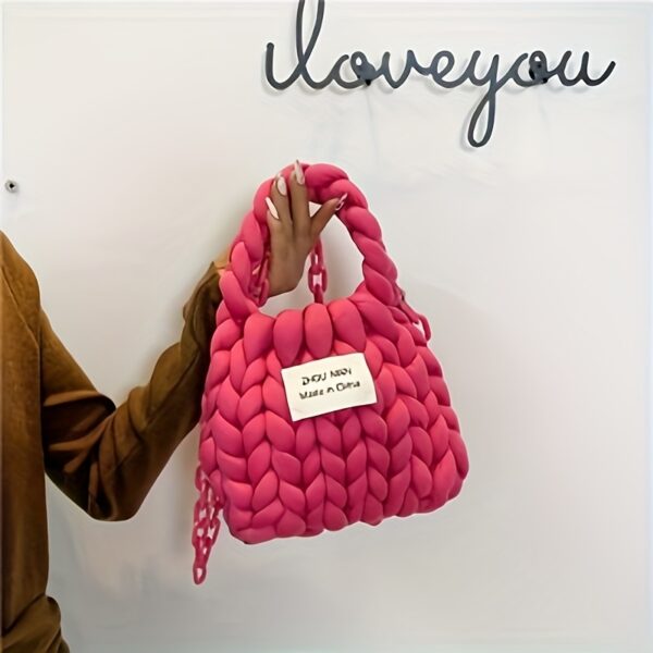 Unleash your creativity with the Newness Chloe DIY Chunky Chain Bag. A premium quality, chic, and on-trend bag, perfect for fashion lovers. Customize it to match your unique style!