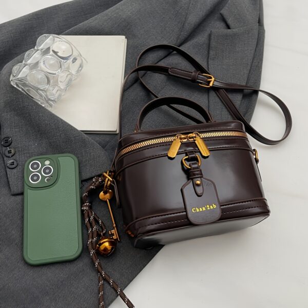 The Newness Riviera Vintage Boxy Tote, a chic and stylish boxy handbag perfect for any occasion. View the bag's structured shape, vintage-inspired details, and high-quality materials.