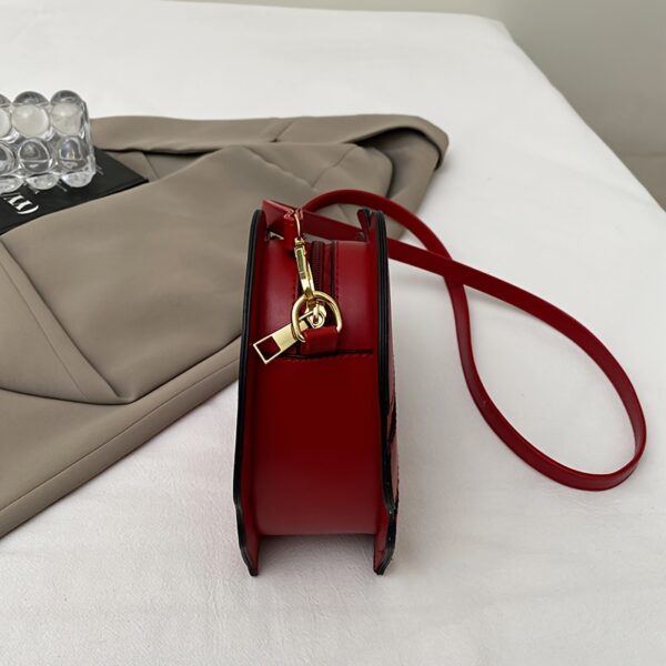 Newness Tropical Escape Leaf Crossbody Bag: A stylish and unique crossbody bag perfect for everyday use or outdoor adventures. Features a leaf-shaped design and adjustable strap.