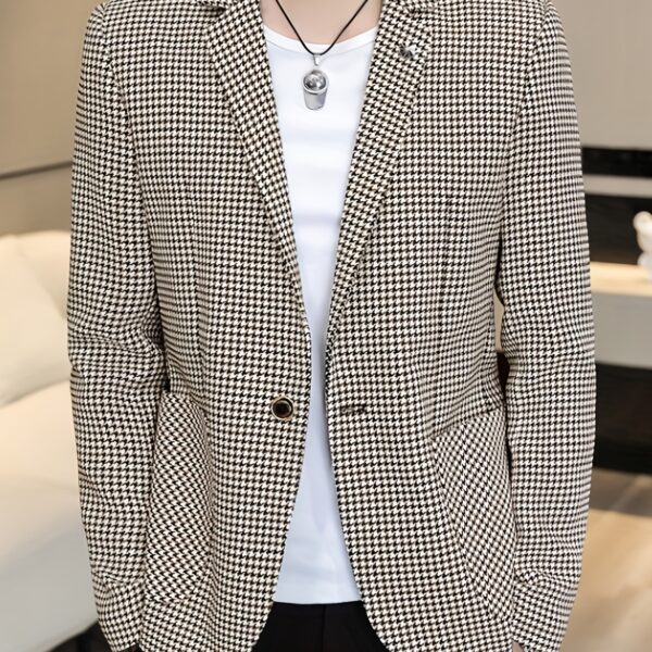 Newness Metropolitan Plaid Sport Coat in premium polyester, perfect for spring and autumn. Model wearing a stylish, sophisticated plaid sport coat.