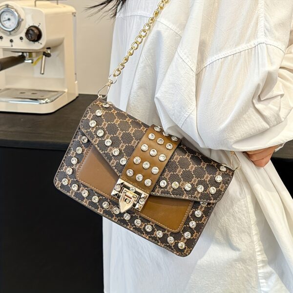 Elevate your style with the Cairo Nights Geometric Crossbody Bag from Newness. This chic and durable crossbody bag features a stunning geometric design, perfect for any occasion.