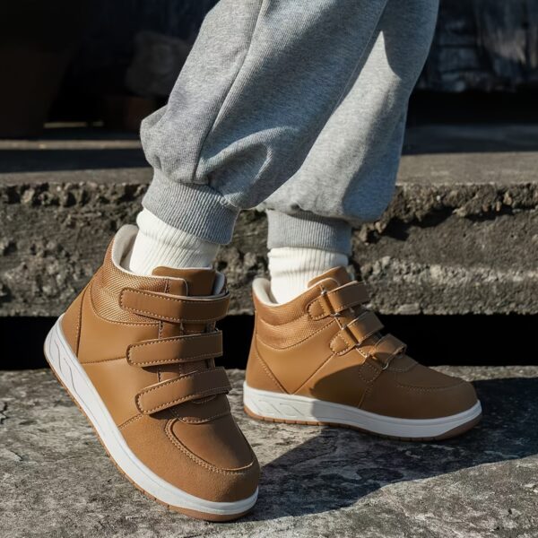 Stylish and comfortable Newness Urban Explorer Kids High-Tops in grey, perfect for fall and winter. Durable, high-top design with a modern aesthetic.