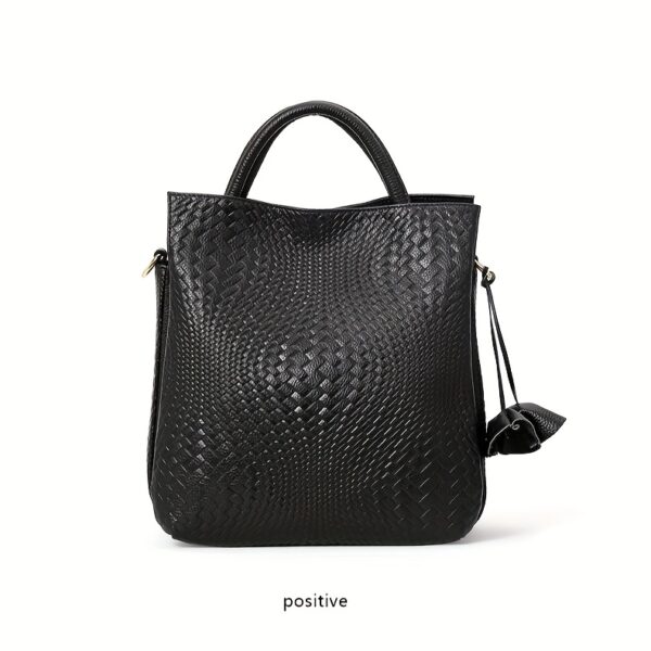 Newness Cairo Nights Black Leather Tote: A luxurious black leather tote bag with elegant structure, perfect for everyday chic.