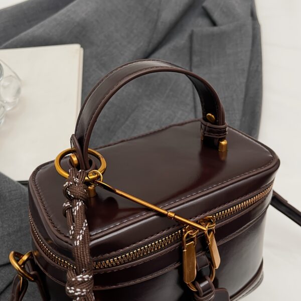 The Newness Riviera Vintage Boxy Tote, a chic and stylish boxy handbag perfect for any occasion. View the bag's structured shape, vintage-inspired details, and high-quality materials.