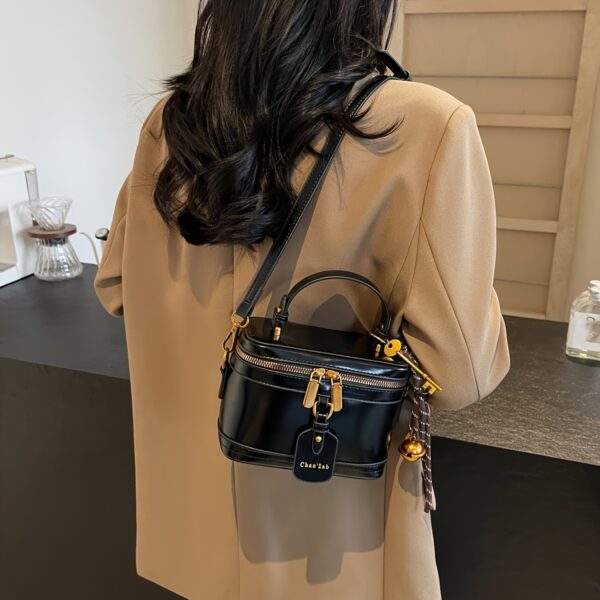 The Newness Riviera Vintage Boxy Tote, a chic and stylish boxy handbag perfect for any occasion. View the bag's structured shape, vintage-inspired details, and high-quality materials.