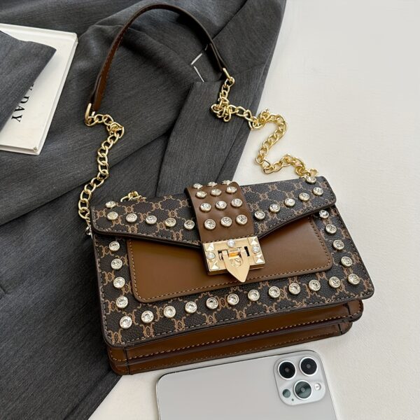 Elevate your style with the Cairo Nights Geometric Crossbody Bag from Newness. This chic and durable crossbody bag features a stunning geometric design, perfect for any occasion.