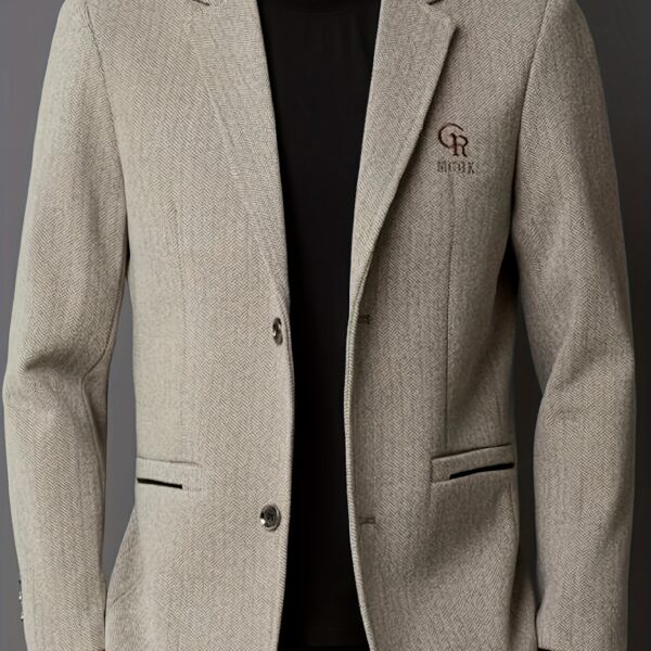 The Newness Metropolitan Men's Casual Blazer, a sophisticated navy blazer perfect for spring and autumn, shown on a male model. The blazer features a classic cut and high-quality fabric.