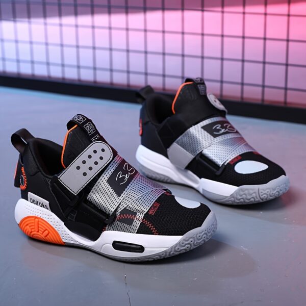 Stylish and comfortable striped active low-top sneakers for boys, perfect for any occasion.