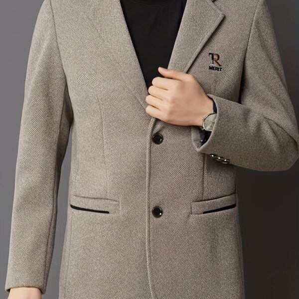 The Metropolitan Men's Casual Suit by Newness: A sophisticated yet effortlessly stylish suit for the modern man. Sharp lines and premium fabric create a polished look, perfect for any occasion.