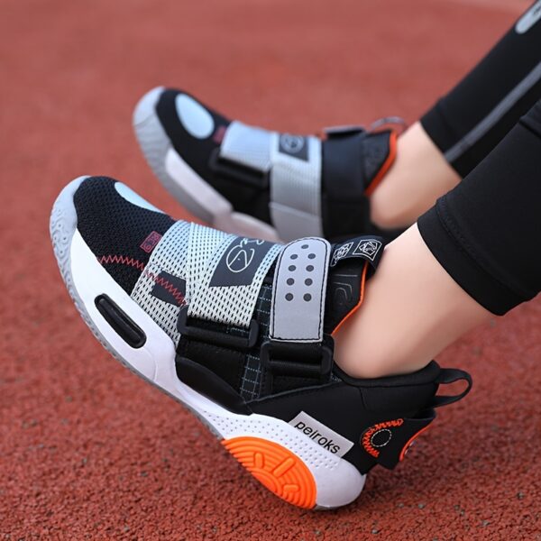 Stylish and comfortable striped active low-top sneakers for boys, perfect for any occasion.