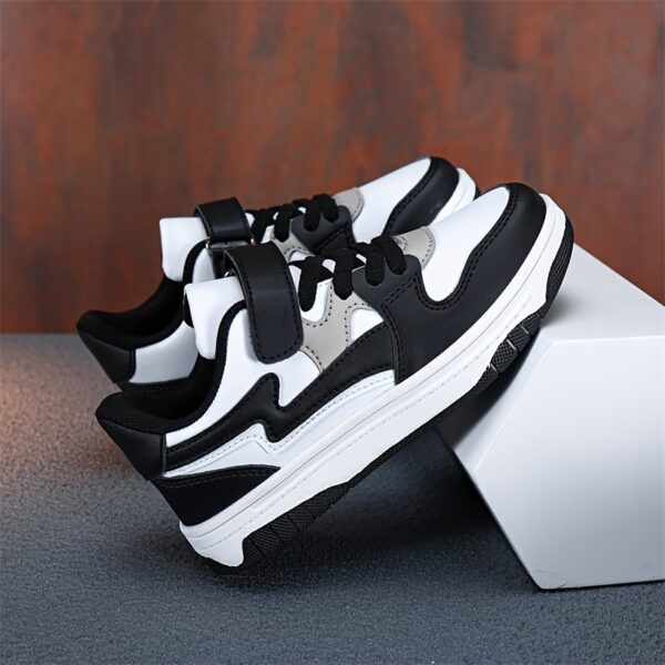 Stylish and comfortable striped and plaid boys' sneakers from Newness, perfect for everyday wear. Durable construction ensures long-lasting use.