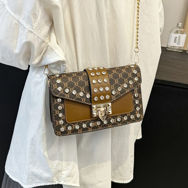 Elevate your style with the Cairo Nights Geometric Crossbody Bag from Newness. This chic and durable crossbody bag features a stunning geometric design, perfect for any occasion.
