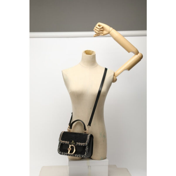 Newness Uptown Black Shoulder Bag: A sleek, black shoulder bag, perfect for everyday use or a night out. Made of high-quality materials.