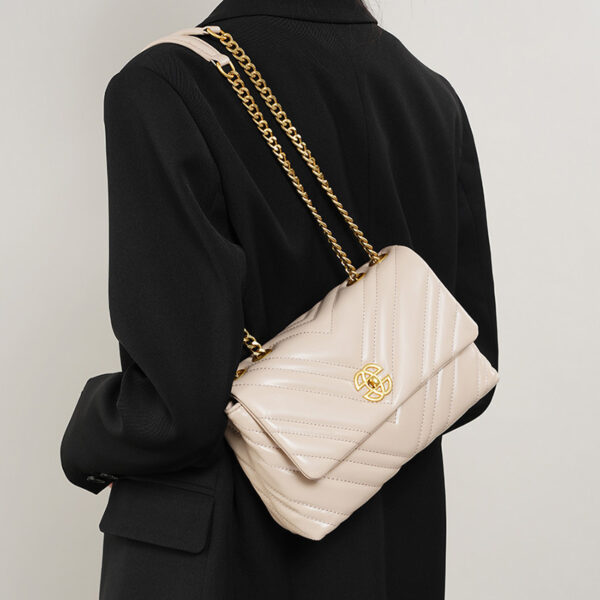 Newness Uptown Quilted Chain Bag in top-grain leather, versatile and perfect for any occasion.