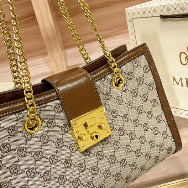 Newness Uptown Chain Shoulder Bag: Elevate your style with this sophisticated chain shoulder bag, perfect for any occasion.