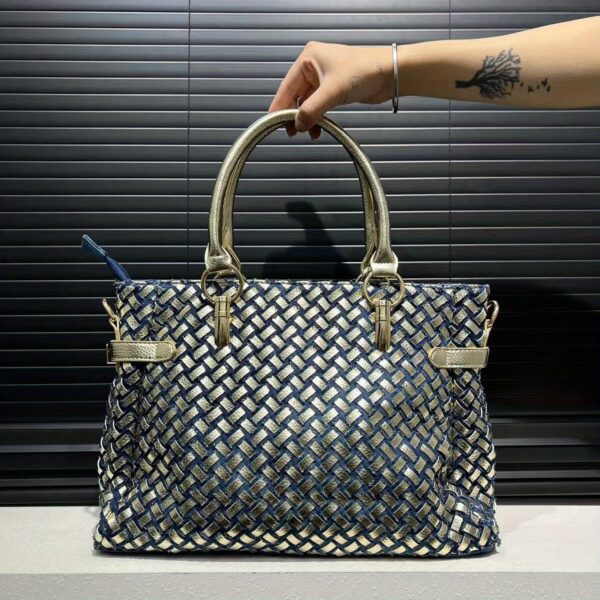 Newness Celestial Sparkle Rhinestone Crossbody Bag: Elevate your style with this dazzling rhinestone-embellished crossbody bag. Modern design meets luxurious sparkle.