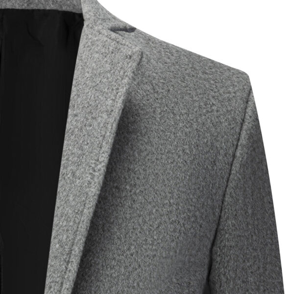 Newness Metropolitan Slim Fit Blazer: A versatile navy blazer for men, perfect for both casual and formal occasions. Model showcasing the slim fit and tailored design.