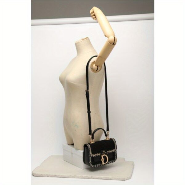 Newness Uptown Black Shoulder Bag: A sleek, black shoulder bag, perfect for everyday use or a night out. Made of high-quality materials.